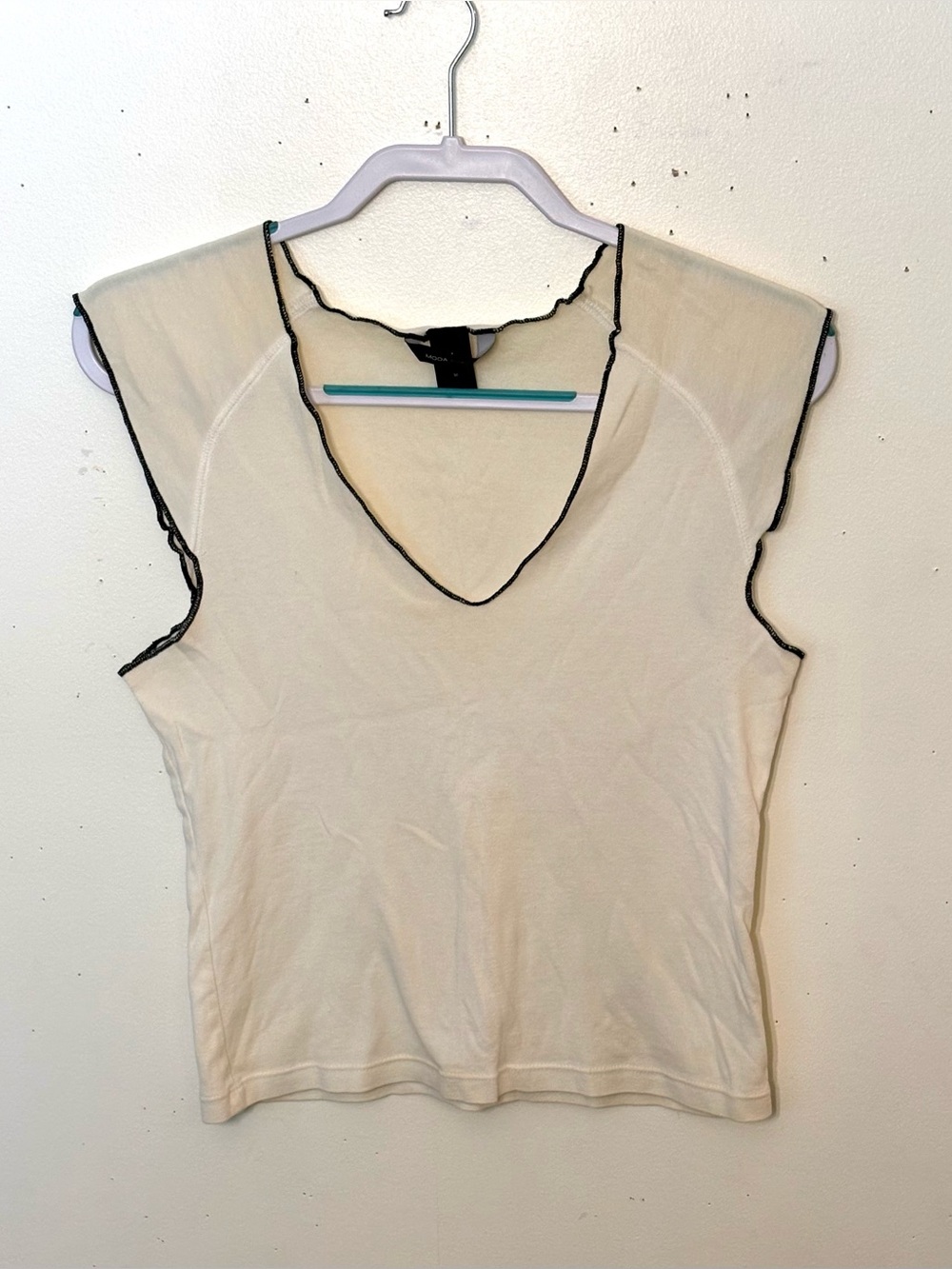 Moda Vintage Cream V-Neck Tank with Black Contrast Trim. Size M. GUC.